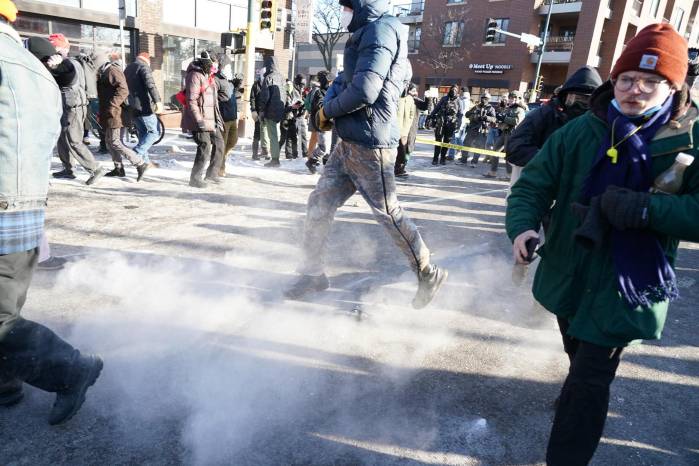 Manifestantes confrontan a agentes federales después de que agentes del ICE dispararan varias veces contra una persona mientras intentaban detenerla en Minneapolis, Minnesota, Estados Unidos, el 24 de enero de 2026.