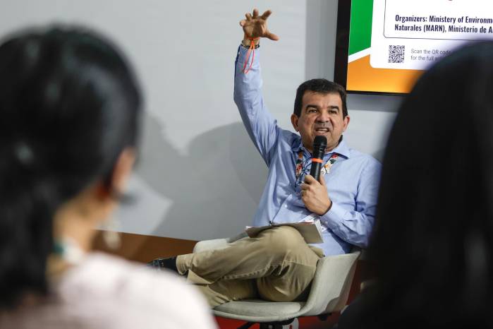 El líder regional de World Vision para América Latina y el Caribe, João Diniz, habla durante el panel “Transición energética justa en América Central: avances, desafíos y oportunidades” de la COP30 este jueves, en Belén.