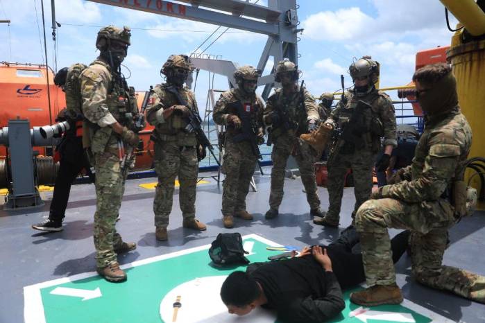 El entrenamiento incluyó la toma de control de una embarcación considerada amenaza ficticia.