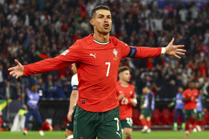 Cristiano Ronaldo, primer jugador de fútbol milmillonario.