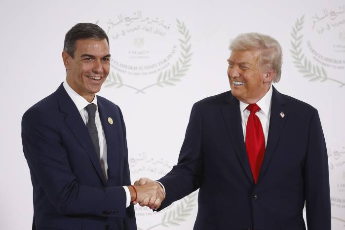 El presidente del Gobierno español Pedro Sanchez (i) y el Presidente de los Estados Unidos Donald Trump se dan la mano durante la ceremonia de bienvenida antes de la foto de familia de la Cumbre de Paz de Gaza en Sharm El-Sheij, Egipto.