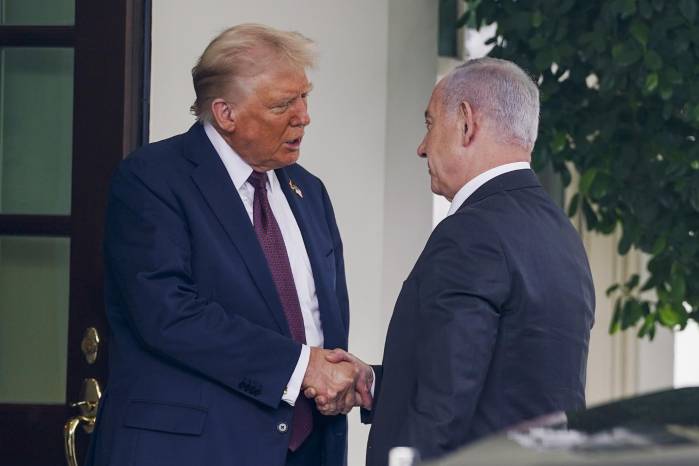 El presidente de Estados Unidos, Donald Trump (i), saluda al primer ministro de Israel, Benjamin Netanyahu (d), a su llegada al Ala Oeste de la Casa Blanca en Washington, DC, EE.UU.