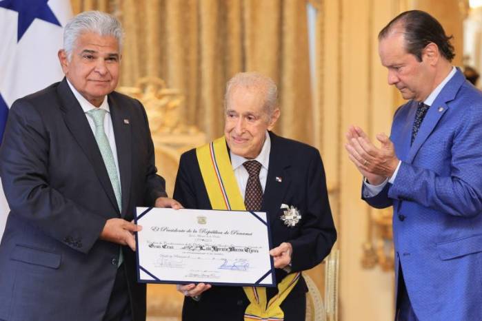 Don Luis H. Moreno (centro) en una imagen de archivo junto al presidente de la República, José Raúl Mulino (i) y el canciller Javier Martínez- Acha