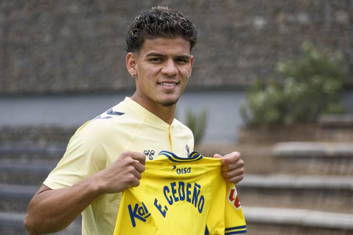 El mediocentro panameño Edward Cedeño posa con la camiseta del UD Las Palmas en el marco de su presentación este sábado.