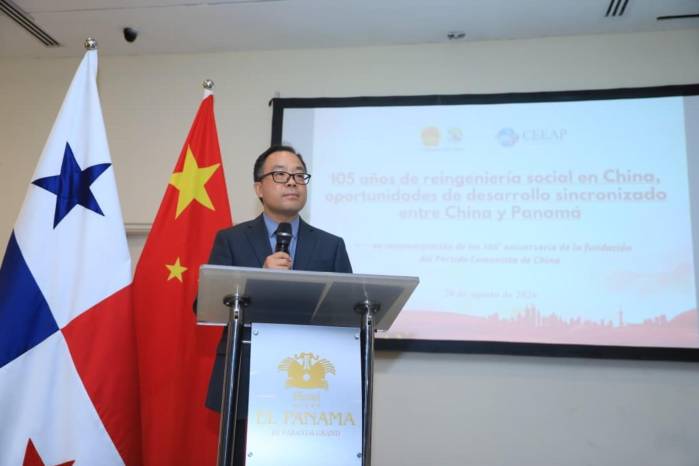 El embajador de la República Popular China en Panamá, Zhang Xiangyan.