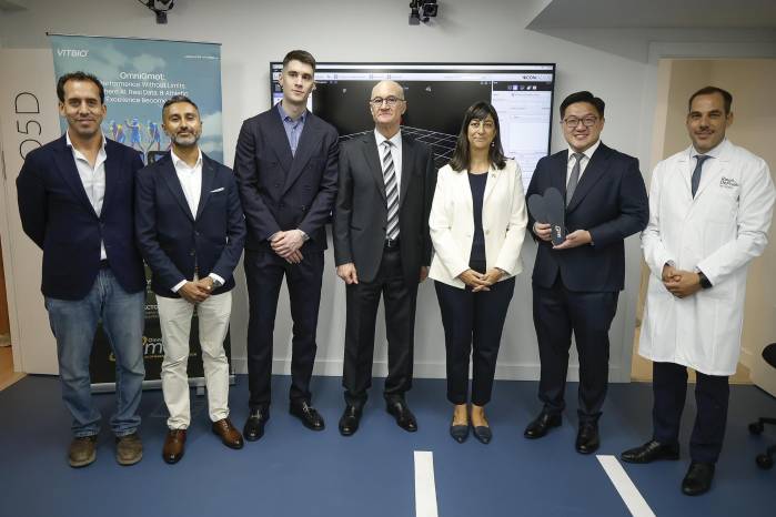 El doctor Pedro Luis Ripoll Pérez de los Cobos (c), traumatólogo y fundador de Ripoll Medical Group, posa en la foto de familia duante la firma de un Memorando de Entendimiento (MoU) entre el centro de traumatología y cirugía ortopédica Ripoll Medical Group y la empresa de tecnología VITBIO para colaborar en la investigación conjunta que permita ahondar en la aplicación de la inteligencia artificial y otras tecnologías en la prevención y recuperación de lesiones en deportistas de alto rendimiento.