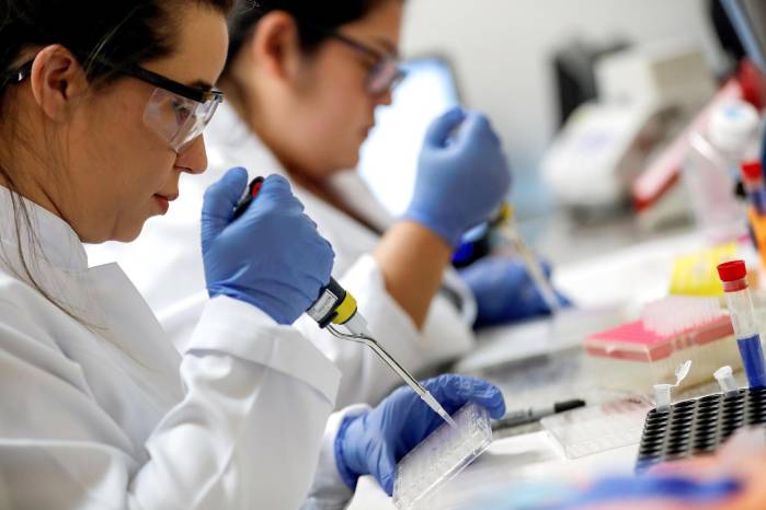 Fotografía de archivo que muestra a científicas brasileñas trabajando en el laboratorio de Inmunología del Instituto del Corazón (Incor) de la Facultad de Medicina de la Universidad de Sao Paulo.