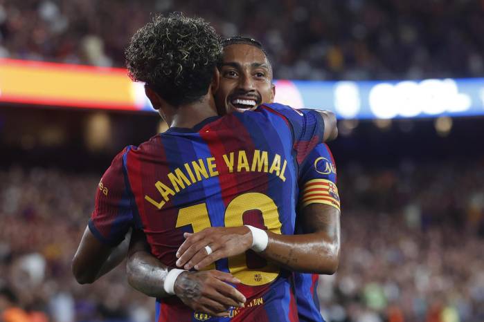 El delantero del FC Barcelona Lamine Yamal celebra con Raphinha su gol, segundo gol del equipo blaugrana, en el partido de la tercera jornada de LaLiga.