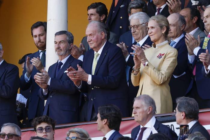 El público de la plaza de toros de La Maestranza de Sevilla ha recibido esta tarde con una ovación al rey emérito Juan Carlos I.