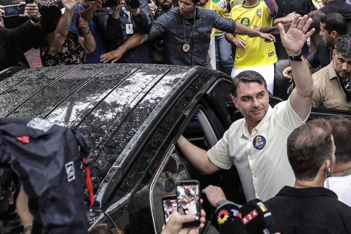 Fotografía de archivo del 25 de octubre de 2026 del excandidato a la presidencia Flavio Bolsonaro saludando a sus seguidores en Río de Janeiro (Brasil).