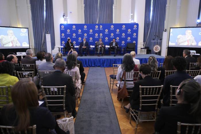 Herrera (c-i), habla en una sesión extraordinaria del Consejo Interamericano para el Desarrollo Integral (CIDI) de la OEA este martes, en Washington (Estados Unidos).