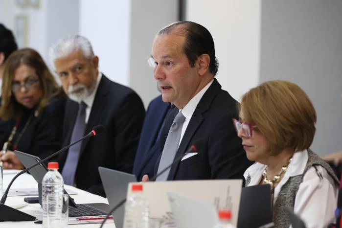 El ministro de Relaciones Exteriores de Panamá, Javier Martínez-Acha (c), habla en una reunión con su homólogo de Paraguay, Rubén Ramírez, este miércoles, en Asunción.