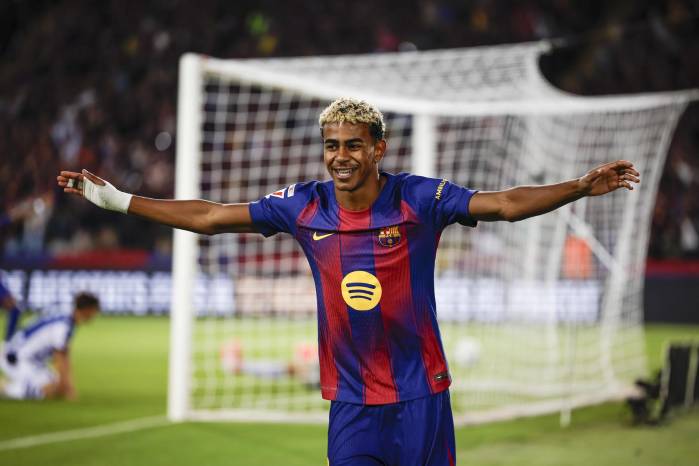 El delantero del FC Barcelona, Lamine Yamal, celebra el segundo gol del equipo blaugrana durante el encuentro correspondiente a la séptima jornada de Liga EA Sports que FC Barcelona y Real Sociedad disputaron en el estadio de Montjuic, en Barcelona. EFE/Alberto Estévez.