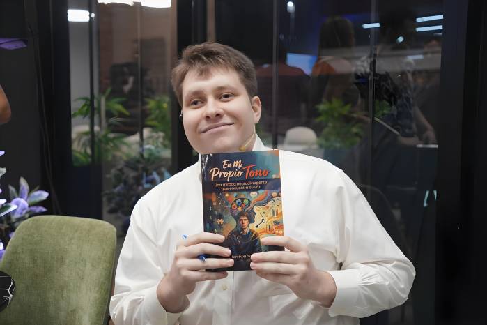 A sus 24 años de edad, a punto de cumplir los 25, Harrison Smith recibió una noticia que terminó por completar el rompecabezas que sentía de niño al sentirse distinto frente a los demás. Ello lo refleja en su libro ‘En Mi Propio Tono’.