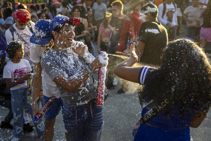 Celebrar los carnavales y despejar la mente de la serie de acontecimientos de los últimos meses que han elevado los niveles de incertidumbre en Venezuela llevó a varios a salir desde el fin de semana a playas, parques, plazas y otros espacios públicos.