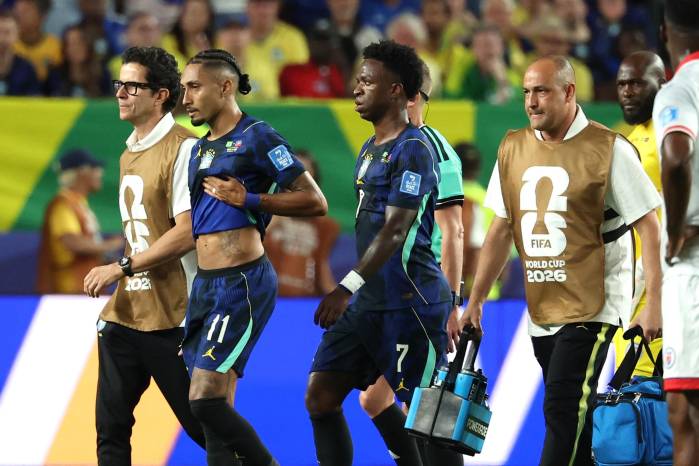 Raphinha (2-i) de Brasil sale del campo este viernes, durante un partido del grupo C del Mundial de la FIFA 2026 en el estadio Lincoln Financial Field en Filadelfia.