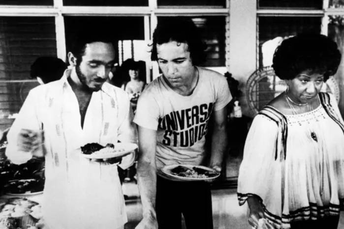 Fotografía del 23 de junio de 1982 que muestra a Willie Colón y Rubén Blades en compañía de Celia Cruz.