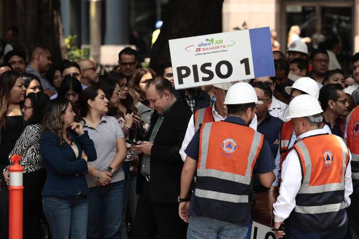 Personas participan en el macrosimulacro nacional este viernes, en Ciudad de México (México).