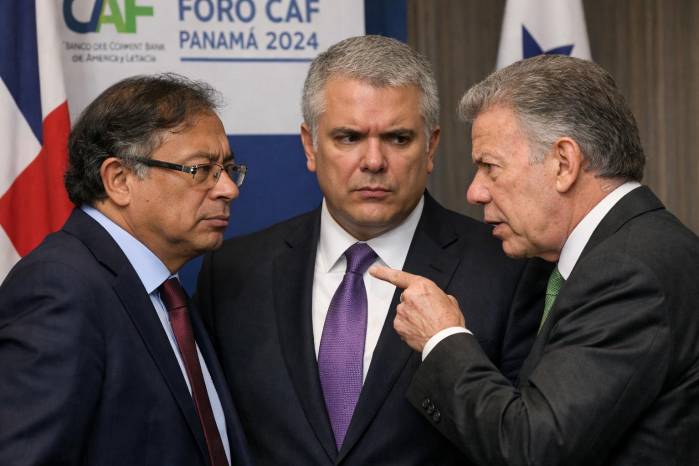 Gustavo Petro, Iván Duque y Juan Manuel Santos coincidirán en Panamá durante el foro de la CAF, una postal que expone las tensiones, continuidades y disputas del poder colombiano fuera de su territorio.