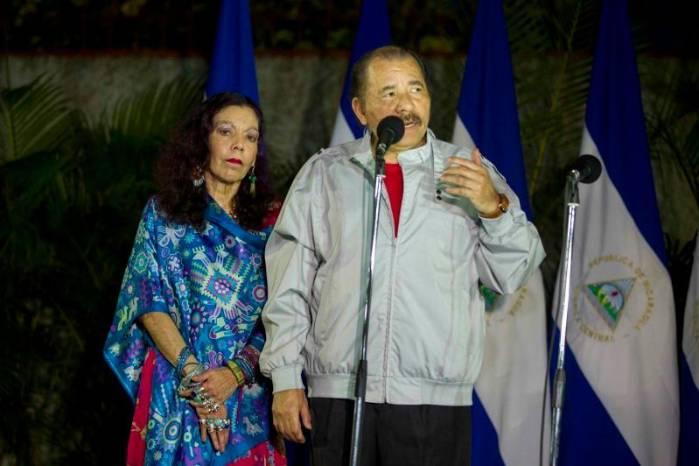 El presidente de Nicaragua, Daniel Ortega (d), y su esposa, Rosario Murillo (i).
