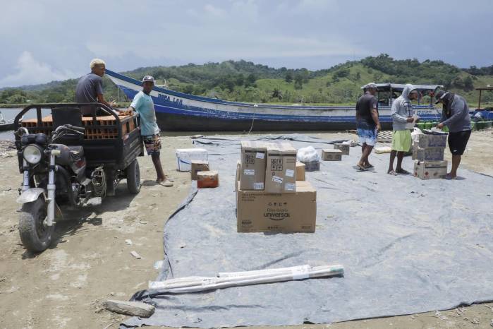 Personas trabajan con materiales de construcción el 31 de agosto de 2025, en Acandí (Colombia).
