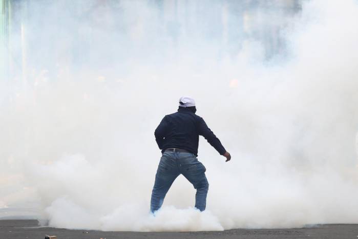 Un manifestante se enfrenta con integrantes de la Policía de Bolivia este viernes, en La Paz.