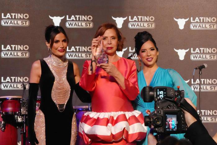 Fotografía cedida por The Embassy of Nature que muestra a la diseñadora Ágatha Ruiz de la Prada (c) posando luego de recibir un reconocimiento especial en la primera edición de la Hispanic Prosperity Gala 2026.