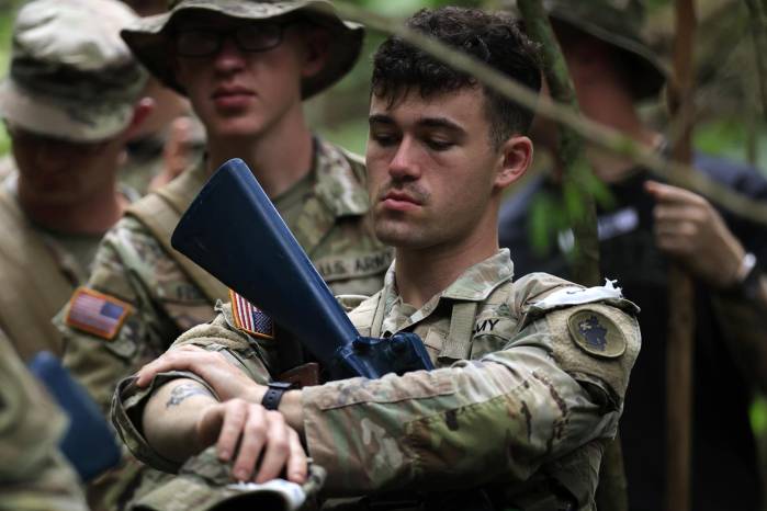 Un militar participa en un entrenamiento este viernes, en inmediaciones a la Base Aeronaval Almirante Cristóbal Colón, en Sherman (Panamá).