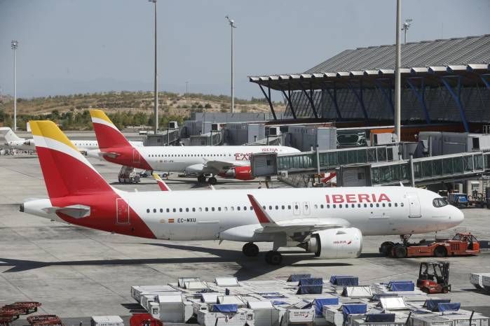 Aviones de Iberia en la T4 del aeropuerto Madrid- Barajas.