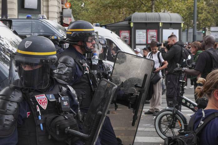 Los manifestantes que piden la dimisión del presidente francés, Enmanuel Macron, se enfrentan a las fuerzas policiales mientras bloquean las calles durante una llamada a la acción por el colectivo ‘Bloquons tout’ (Bloquear todo) en Montpellier, Francia, 10 de septiembre de 2025.
