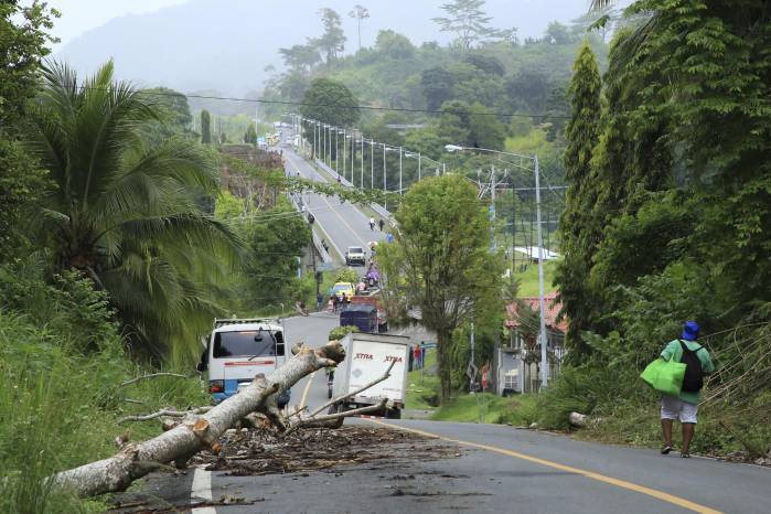 Fotografía del 25 de mayo de 2025 de un bloqueo en una carretera en Changuinola, provincia caribeña de Bocas del Toro (Panamá).