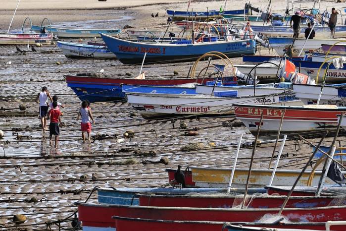 Niños juegan en las costas de puerto Caimito este lunes, en La Chorrera.