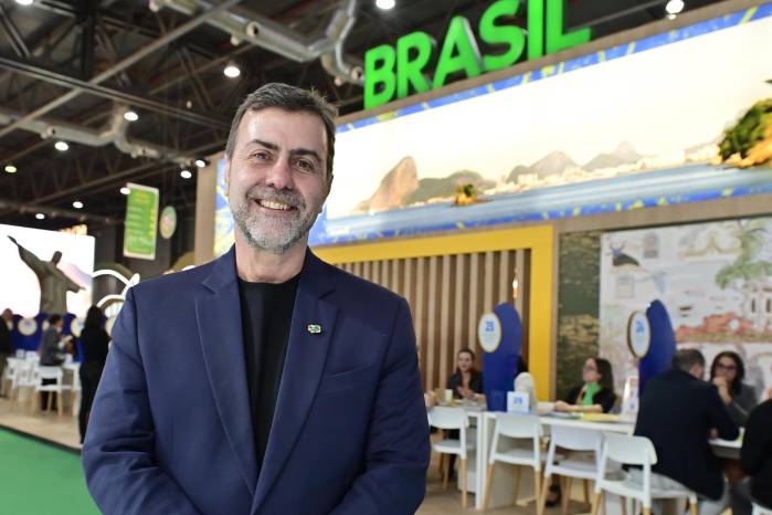 El presidente de Embratur (Brasil), Marcelo Freixo, posa en una entrevista con EFE durante la Feria Internacional de Turismo (FIT) en Buenos Aires (Argentina). EFE/ Matías Martin Campaya