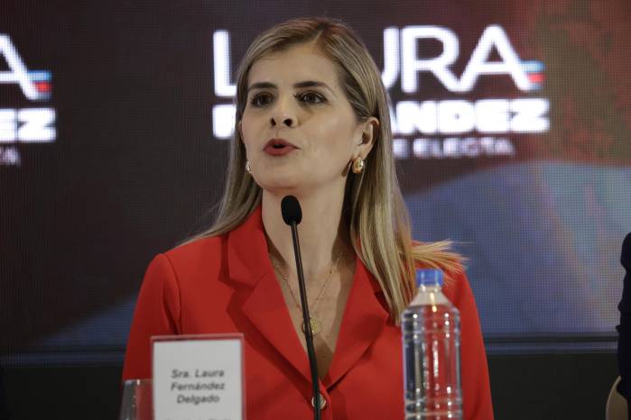 La presidenta electa de Costa Rica, Laura Fernández, habla durante una rueda de prensa este lunes, en San José (Costa Rica). EFE/ Jeffrey Arguedas