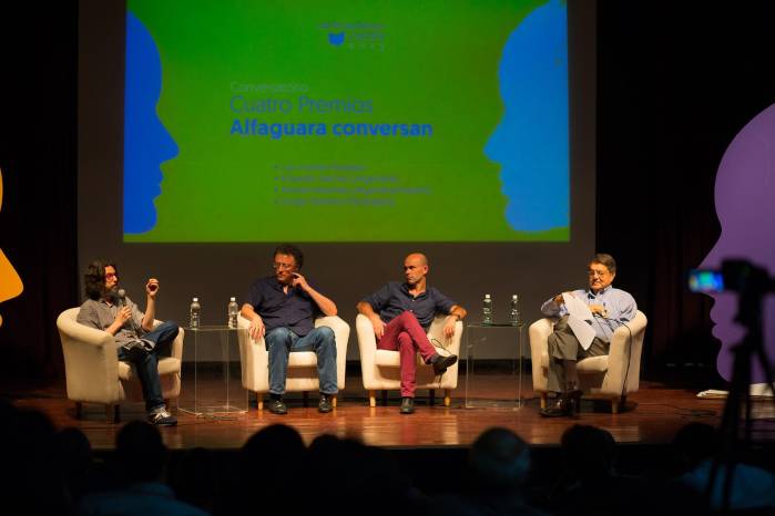 De izquierda a derecha: los escritores Andrés Neuman, Luis Leante, Eduardo Sacheri y Sergio Ramírez, durante la edición de Centroamérica Cuenta en 2017.