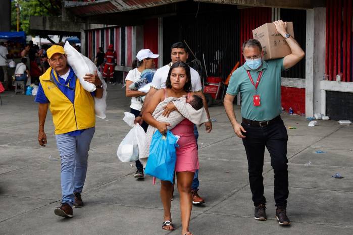 Familias desplazadas abandonan sus hogares mientras la violencia entre grupos armados continúa agravando la crisis humanitaria en distintas regiones de Colombia.