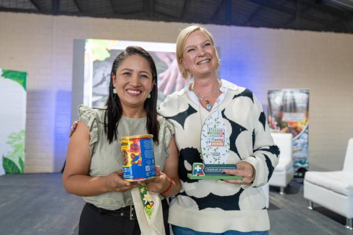 Representante residente para Ecuador del Programa de las Naciones Unidas para el Desarrollo (PNUD), Inka Mattila (d), durante un acto de reconocimiento a los agricultores de café en la localidad de Catamayo, de la provincia de Loja.