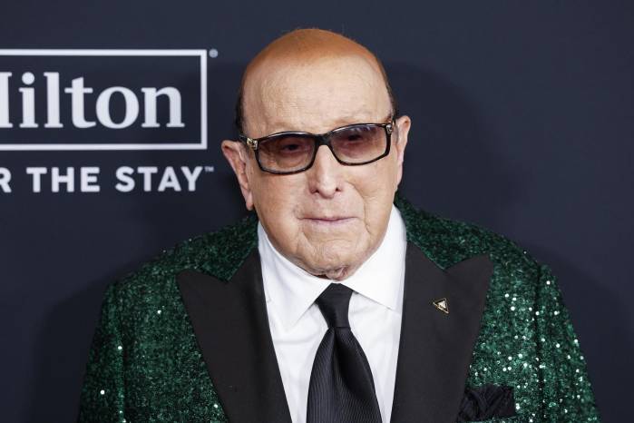 Foto de archivo del 31 de enero de 2026 que muestra al poderoso ejecutivo de la industria musical Clive Davis posando en la alfombra roja de la gala previa a los Premios Grammy en Los Ángeles, California.