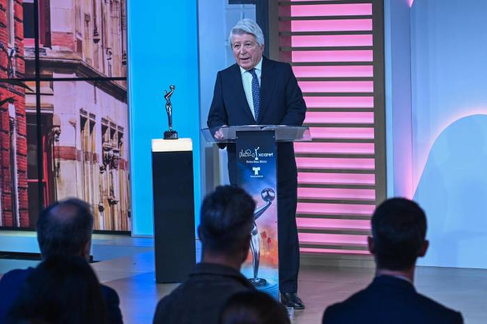 El empresario y dirigente deportivo español, Enrique Cerezo, habla durante el anuncio de los nominados a la XVIII edición de los Premios Platino este viernes, en Miami, Florida.