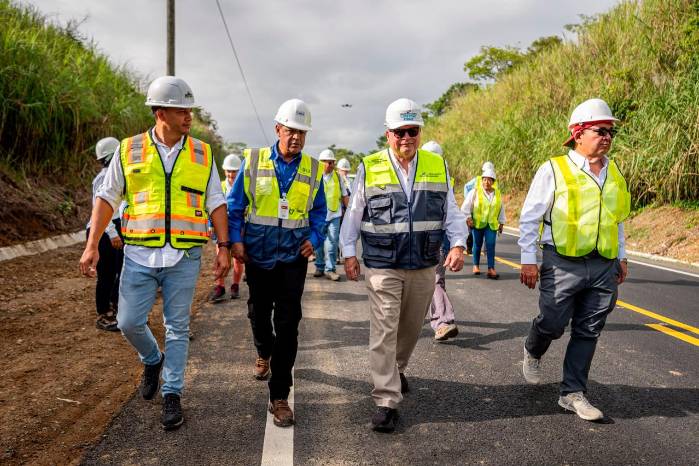 El ministro de Obras Públicas, José Luis Andrade Alegre, recorrió varios frentes de trabajo de la Carretera Panamericana Este, que registra un 45% de ejecución.