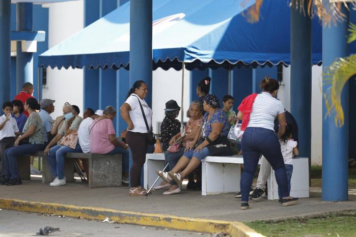 Pacientes son evacuados de la Policlínica Santiago Barraza tras un sismo este lunes en La Chorrera (Panamá).