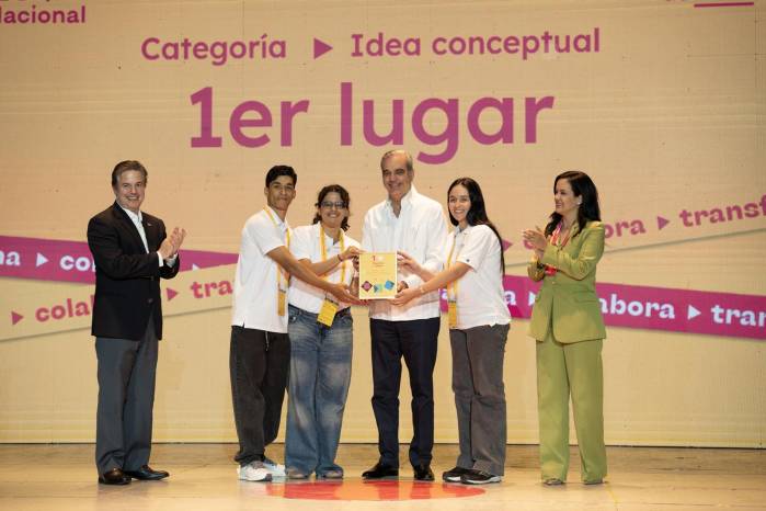 El presidente de República Dominicana, Luis Abinader (c), posa con los ganadores de la categoría Idea Conceptual en la clausura de 'Expo Nacional República de Ideas.