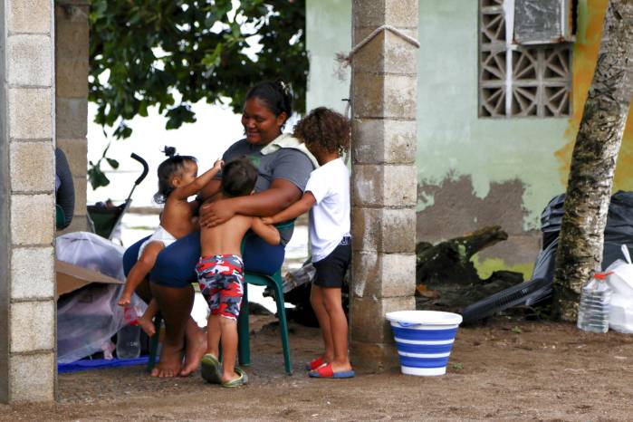 Fotografía del 23 de junio de 2025 de la venezolana Marielbis Eloina Campos, de 33 años, jugando con sus hijos, en el pueblo pesquero de Miramar en el Caribe panameño (Panamá).