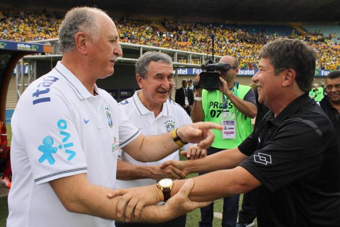 Luis Felipe Scolari y Hernán ‘El Bolillo’ Gómez estrechando sus manos previo al amistoso entre Brasil y Panamá.