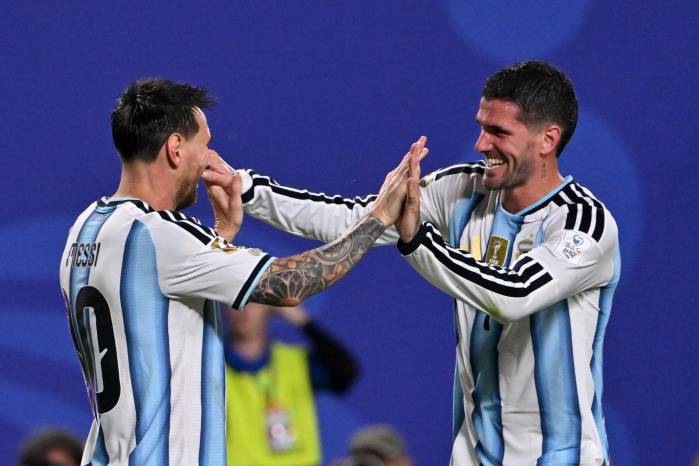 Lionel Messi (i) de Argentina celebra junto a su compañero Rodrigo De Paul después de marcar el gol del 3-0 durante el partido de la fase de grupos de la Copa Mundial de la FIFA 2026 entre Argentina y Argelia, disputado en Kansas City, Misuri.
