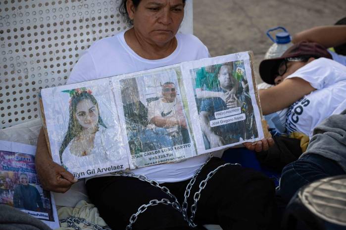 Una persona participa en una protesta por el incumplimiento de la promesa hecha por el presidente del Parlamento, Jorge Rodríguez, sobre la liberación de todos los detenidos en Caracas (Venezuela). EFE/ Ronald Peña R