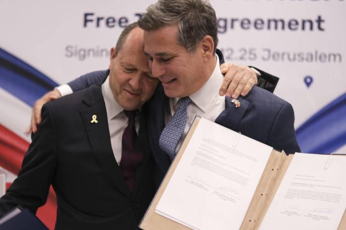 El ministro de Comercio Exterior de Costa Rica, Manuel Tovar (d), junto al ministro israelí de Economía e Industria, Nir Barkat (i), en la sede de su Ministerio en Jerusalén, donde anunció este lunes durante su visita a Israel que su país abrirá en Jerusalén una oficina comercial de innovación.