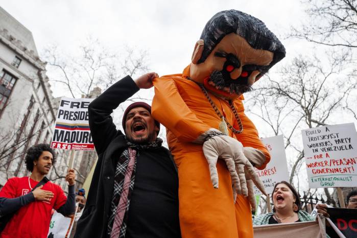 Un miembro de la diáspora venezolana lleva una marioneta que representa a Maduro, frente a sus simpatizantes durante protestas enfrentadas afuera de un tribunal federal, donde se espera que comparezca ante un juez en Nueva York.