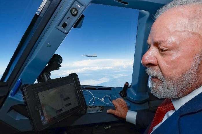 El presidente Luiz Inácio Lula da Silva vuela y observa el nuevo caza Gripen fabricado en Brasil.