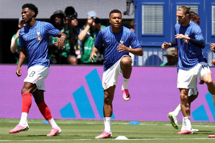El mediocampista de Francia, Aurélien Tchouaméni (08), el delantero Kylian Mbappé (10) y el mediocampista Adrien Rabiot (14) realizan ejercicios de calentamiento antes del partido del Grupo I de la Copa Mundial de la FIFA 2026 entre Francia y Senegal, en el estadio de Nueva York/Nueva Jersey.
